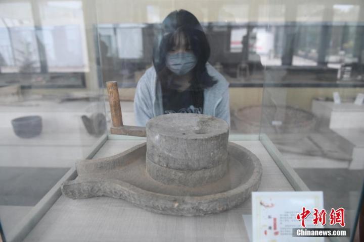 圖為游客在鄉(xiāng)村農(nóng)耕博物館里參觀。