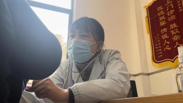 拎上一個帆布袋就能出診，1500多位老人的守護(hù)者：山村醫(yī)生錢建英