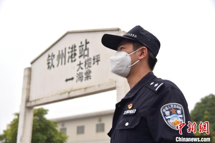 黃瓊藝在工作中?！×尾帕?攝