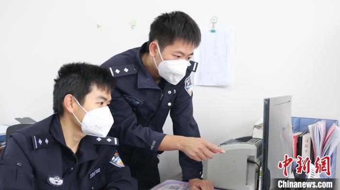 黃瓊藝和戰(zhàn)友對(duì)嫌疑人進(jìn)行研判?！×憾?攝